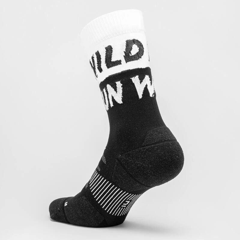 CHAUSSETTES DE RUNNING RUN900 EPAISSES MI-MOLLET RUN WILD BLANCHE NOIRE 5 CHAUSSETTES DE RUNNING RUN900 EPAISSES MI-MOLLET RUN WILD BLANCHE NOIRE – Image 5