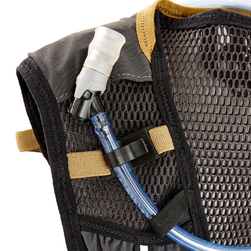 SAC DE TRAIL RUNNING MIXTE 10 L NOIR ET BRONZE - VENDU AVEC POCHE À EAU 1L 6 SAC DE TRAIL RUNNING MIXTE 10 L NOIR ET BRONZE - VENDU AVEC POCHE À EAU 1L – Image 6