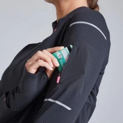 TEE SHIRT RUNNING MANCHES LONGUES HIVER FEMME KIPRUN WARM LIGHT NOIR ROSE 15 TEE SHIRT RUNNING MANCHES LONGUES HIVER FEMME KIPRUN WARM LIGHT NOIR ROSE -Fit Runner Soldes tee shirt running manches longues hiver femme kiprun warm light noir rose 5